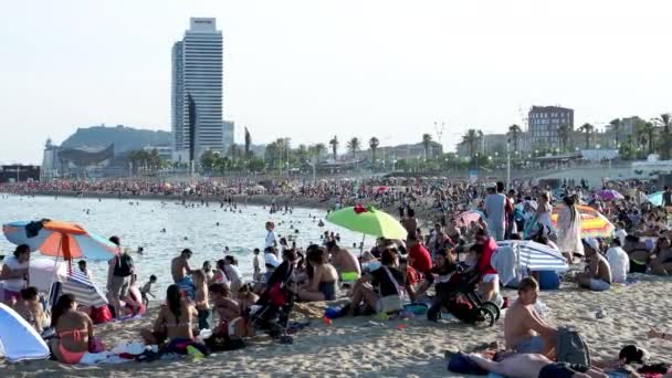 Prázdná pláž a moře během Lockdown, Barcelona, Španělsko — Stock video