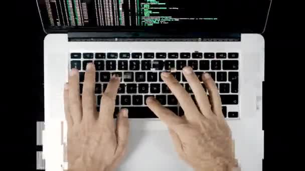 Vídeo de la persona que utiliza el ordenador portátil con el código de datos en pantalla — Vídeos de Stock