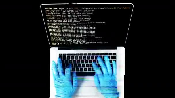 Видео человека в латексных перчатках с помощью ноутбука с кодом данных на экране — стоковое видео
