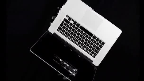 Laptop de cima com código de dados — Vídeo de Stock