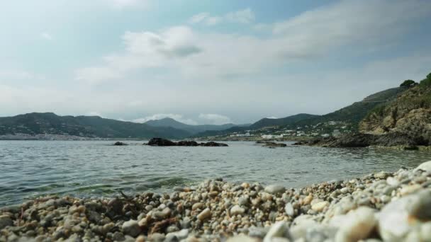 Una pequeña playa en Puerto de la selva, España — Vídeo de stock