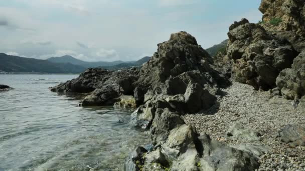 En liten strand i hamnen de la selva, Spanien — Stockvideo