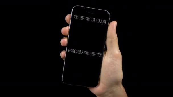 Vídeo de la persona sosteniendo el teléfono con datos y fallos en la pantalla — Vídeos de Stock