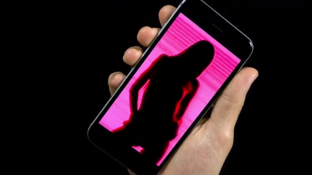 Видео смартфона с теневой женщиной на экране — стоковое видео