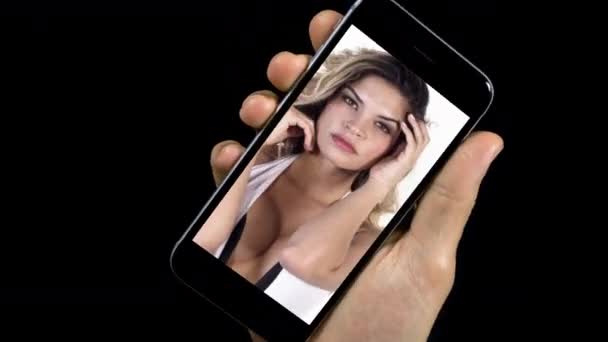 Video van smartphone met mooie vrouw op het scherm — Stockvideo