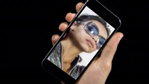 Βίντεο από smartphone με όμορφη γυναίκα στην οθόνη — Αρχείο Βίντεο