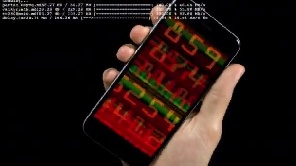 Vidéo de la personne tenant le téléphone avec des données et des pépins à l'écran — Video
