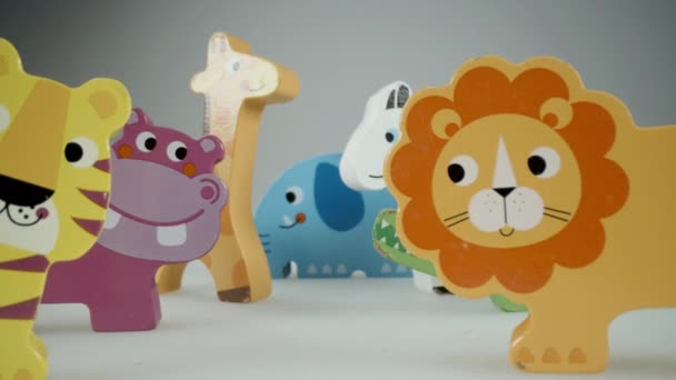 Vidéo se déplaçant à travers des animaux jouets en bois — Video