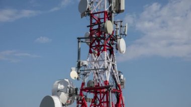Radyo kulesinden geçen bulutların hızlandırılmış görüntüleri