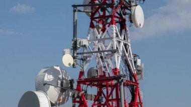 Radyo kulesinden geçen bulutların hızlandırılmış görüntüleri