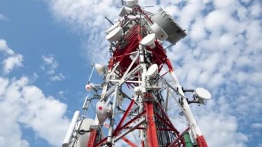Radyo kulesinden geçen bulutların hızlandırılmış görüntüleri