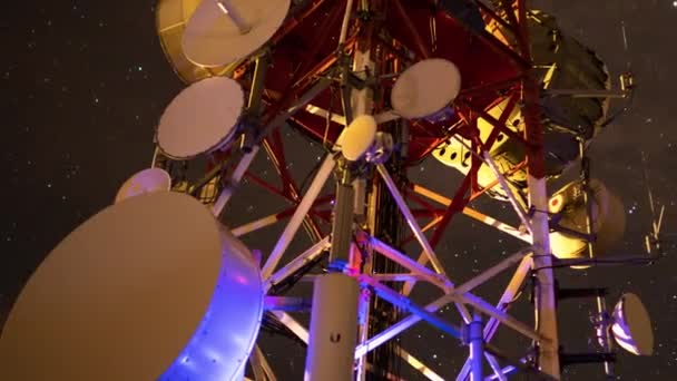 Imagens de lapso de tempo de estrelas no céu noturno acima da torre de rádio — Vídeo de Stock