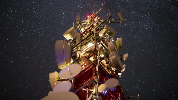 Χρόνος lapse πλάνα από αστέρια στο νυχτερινό ουρανό πάνω από το ραδιοφωνικό πύργο — Αρχείο Βίντεο
