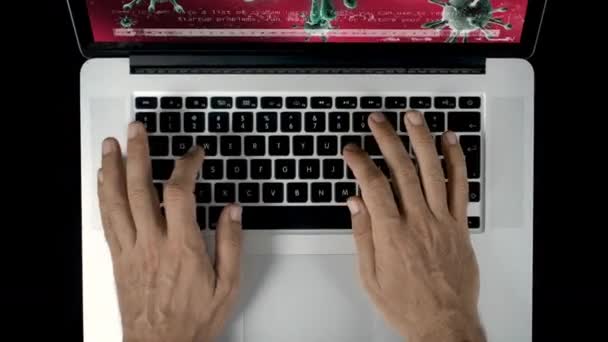 Person mit Laptop mit Virus auf dem Bildschirm — Stockvideo