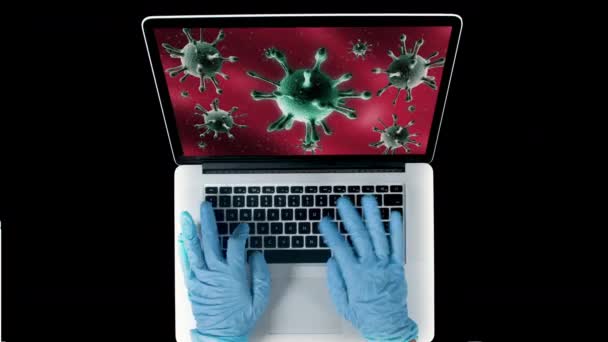 Persona que usa guantes usando computadora portátil con virus en la pantalla — Vídeo de stock