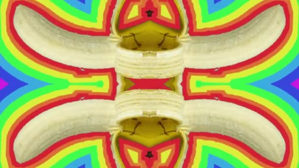Images animées d'une banane à moitié pelée tournant avec des couleurs arc-en-ciel — Video