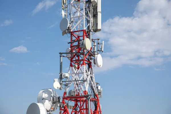 Nuvole che passano torre radio — Foto Stock