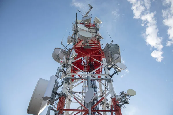 Bulutlar radyo kulesini geçiyor — Stok fotoğraf