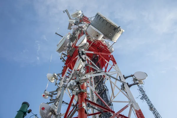Bulutlar radyo kulesini geçiyor — Stok fotoğraf