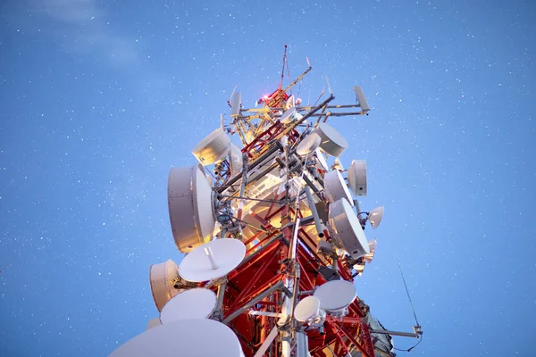 Gece gökyüzündeki yıldızlar radyo kulesinin üstünde — Stok fotoğraf
