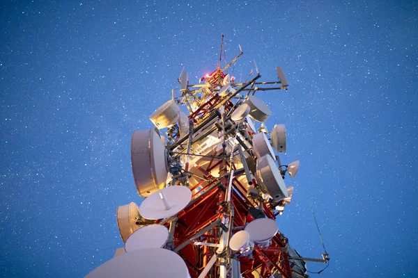 Estrellas en el cielo nocturno sobre la torre de radio —  Fotos de Stock