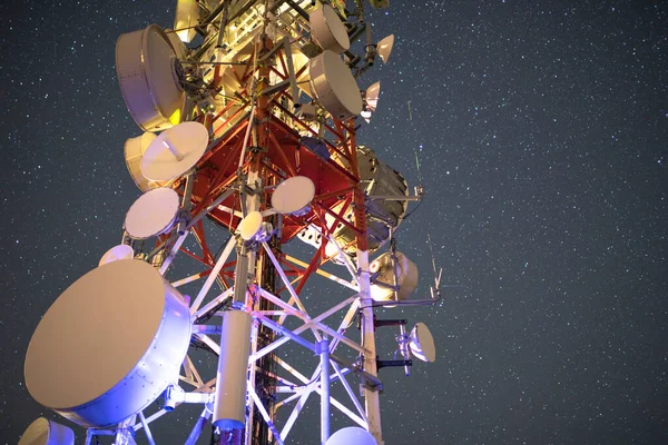 Gece gökyüzündeki yıldızlar radyo kulesinin üstünde — Stok fotoğraf