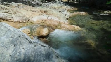 Nehirden akan temiz su