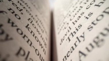 Bir kitabın sayfalarındaki kelimelerin makro görüntüleri