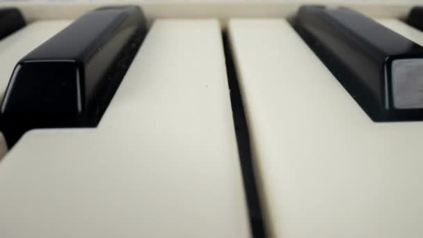 Панельные съемки клавиш пианино — стоковое видео