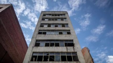 Terk edilmiş binanın hızlandırılmış görüntüleri, El Poblenou, Barselona, İspanya
