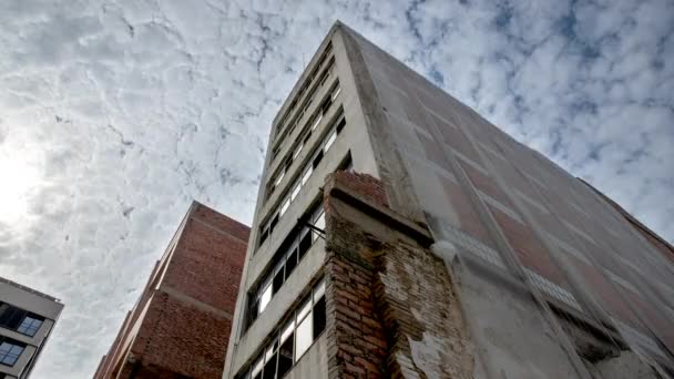 Замедленная съемка заброшенного здания, El Poblenou, Барселона, Испания — стоковое видео