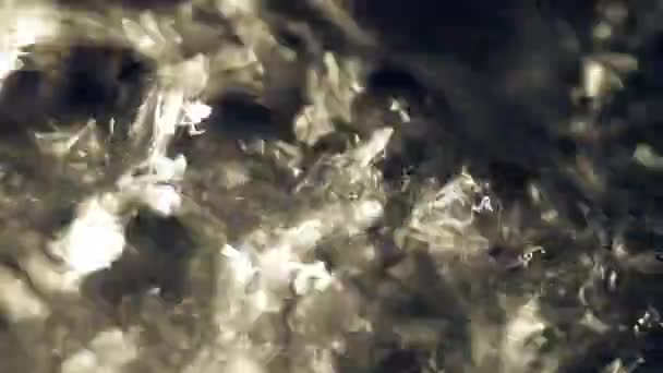 Macro-opnames van het wateroppervlak dat schittert in zonlicht — Stockvideo