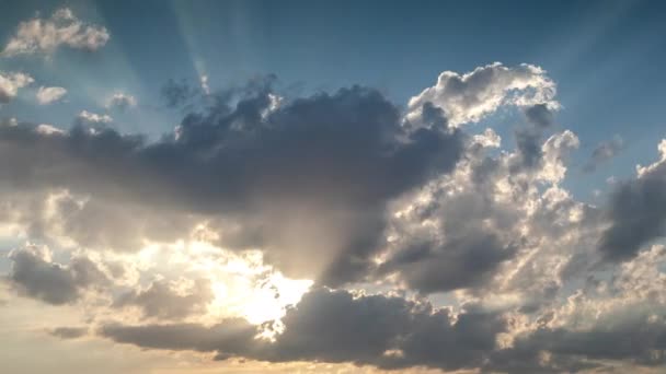 Timelapse imagens de nuvens com raios de luz solar no céu — Vídeo de Stock