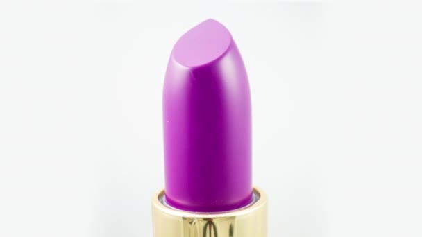 Zbliżenie wideo fioletowy szminka obracający się w studio — Wideo stockowe