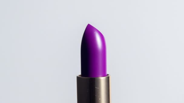 Primer plano vídeo de lápiz labial púrpura en aumento — Vídeo de stock