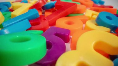 Beyaz arkaplandaki manyetik sayılar