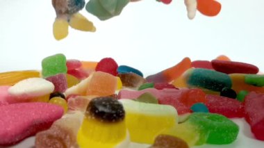 Düşen jöleli şekerlerin yavaş hareketi