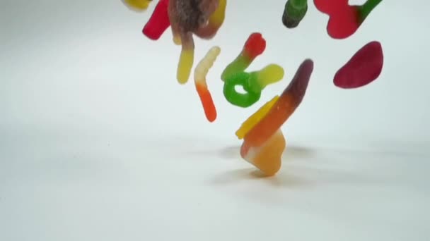 Lento movimiento de la caída de dulces de gelatina — Vídeo de stock