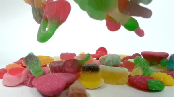 Медленное движение падающих конфет желе — стоковое видео