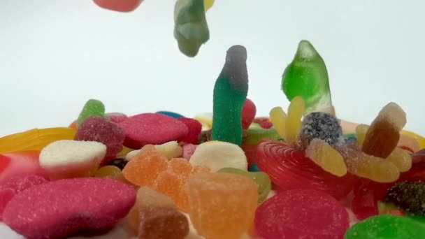 Lento movimiento de la caída de dulces de gelatina — Vídeo de stock