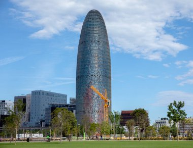 Ön planda vinç olan Agbar Kulesi, Barselona, İspanya