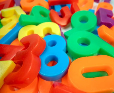 Beyaz arkaplanda manyetik sayılar