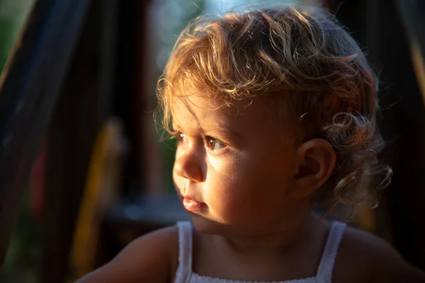 Милая Маленькая Девочка Карими Глазами Естественном Свете Голова Плечи Портрет — стоковое фото