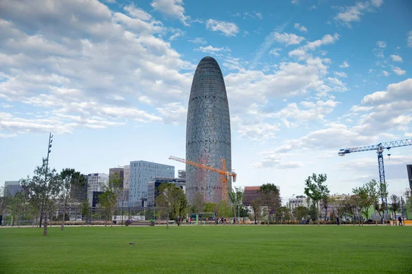 Agbar Tower s jeřábem v popředí, Barcelona, Španělsko — Stock fotografie