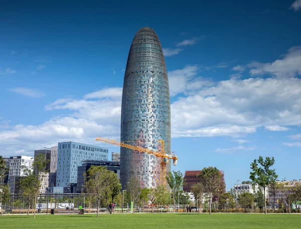 Agbar Tower met kraan op de voorgrond, Barcelona, Spanje — Stockfoto