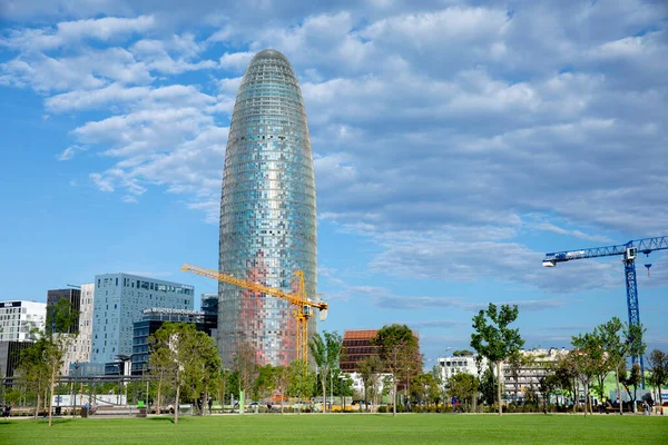 Agbar Tower met kraan op de voorgrond, Barcelona, Spanje — Stockfoto
