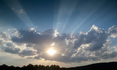 Gökyüzünde güneş ışığı olan bulutlar