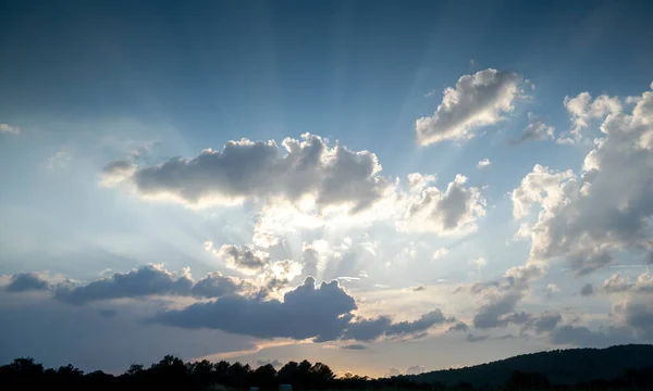 Clouds with rays of sunlight in the sky — Stock Photo, Image