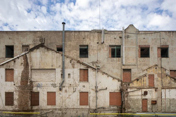 Terk edilmiş bina, El Poblenou, Barselona, İspanya — Stok fotoğraf