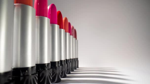 Close up panning video van lipsticks in de studio — Stockvideo